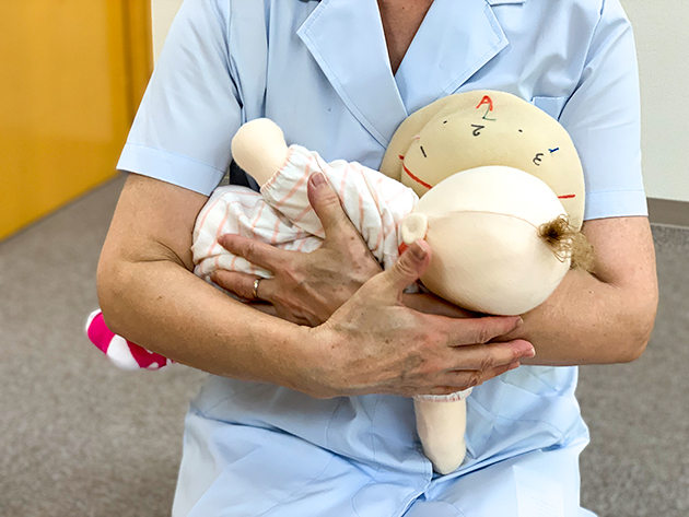 全体を横に抱いたままの授乳では、赤ちゃんもおっぱいを飲みづらくなります