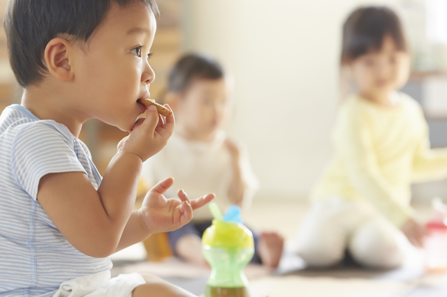 おやつを食べる子ども