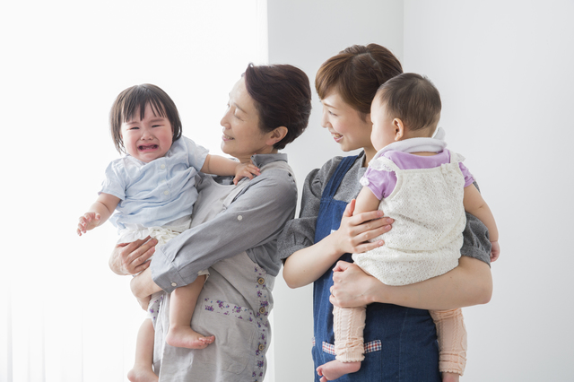 保育士と赤ちゃん