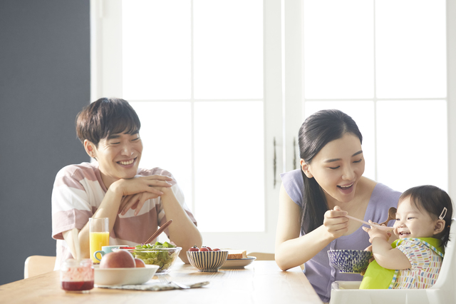 食事中の家族