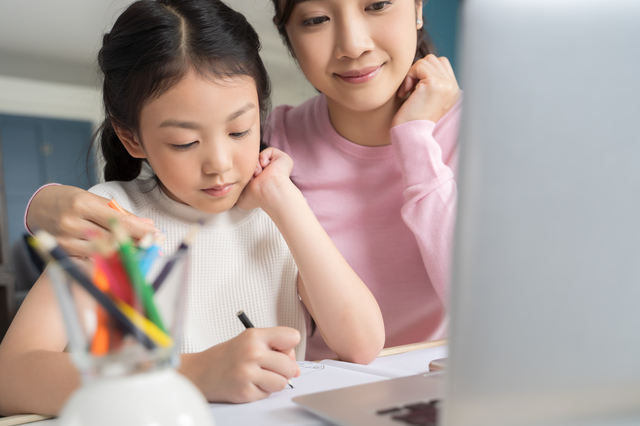 勉強をすると娘と母
