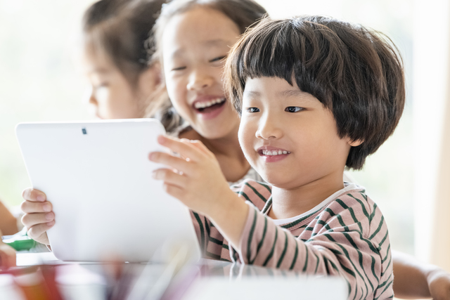 タブレットを見る子ども