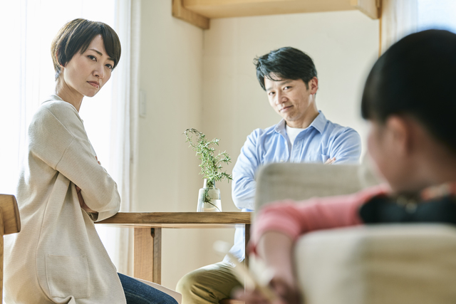 子どもをみつめる親