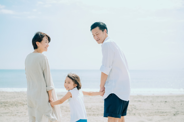 海にいる家族