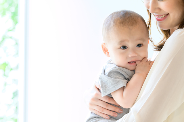 愛着形成の土台をつくる乳児期の“抱っこ”