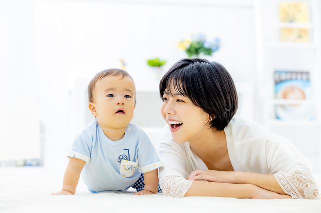 人見知りする子に無理強いは禁物。ゆっくりと親子の絆を紡いでいきましょう